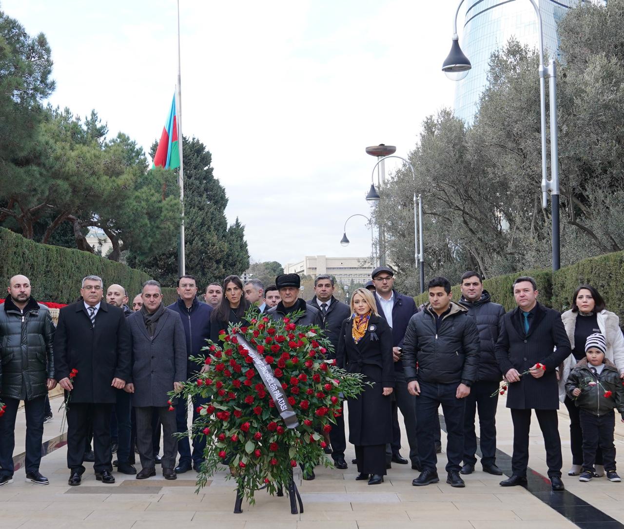 Azərbaycan Qiymətləndiricilər Palatasının Rəyasət Heyəti və üzvləri 20 Yanvar şəhidlərinin xatirəsini anmaq məqsədilə bu gün Şəhidlər Xiyabanını ziyarət etdilər