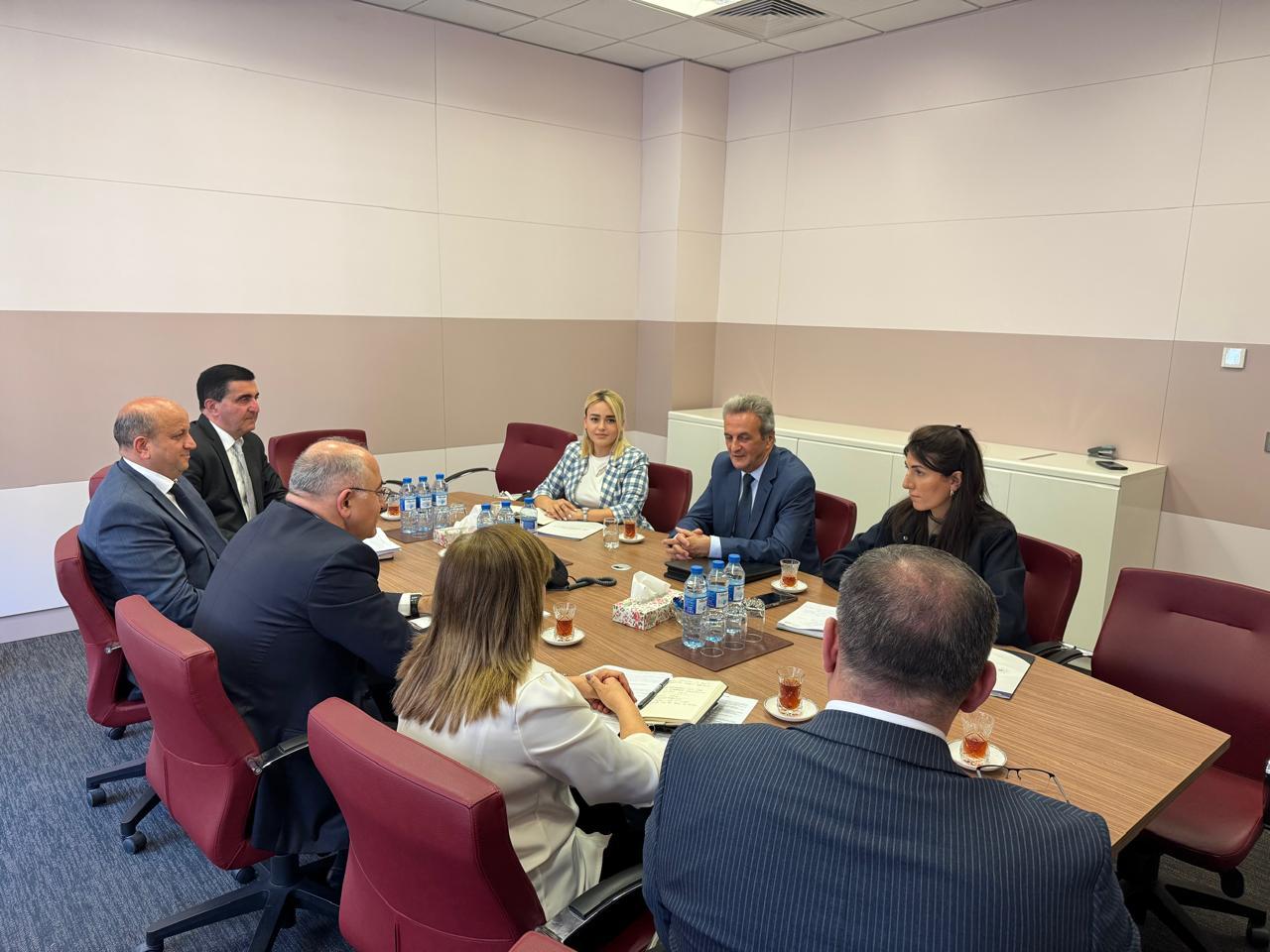 Maliyyə Nazirliyi ilə Qiymətləndiricilər Palatası arasında görüş keçirilib